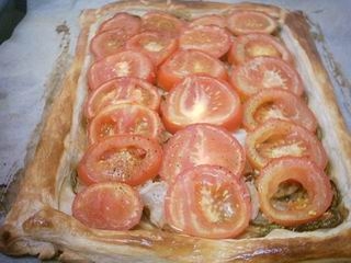 מאפה בצק עלים עם קישואים, בצל ועגבניות