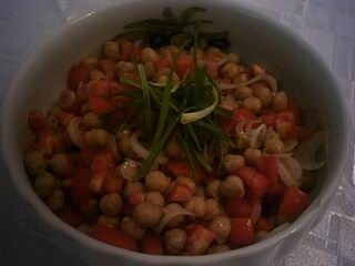 סלט עגבניות וחומוס