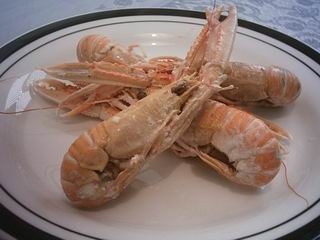 לנגוסטינים בחמאה, שמנת, יין לבן ושום