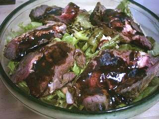 סלט ירוק עם פרוסות סינטה מפולפלת ברוטב סויה ויין אדום