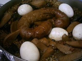 חמין עם גריסים וחומוס