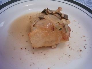 דפי אורז ממולאים בשקדי עגל ומוגשים ברוטב פטריות ובצל