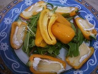 פלפלים קטנים ומתוקים מוקפצים וממולאים בקממבר על סלט עלי בייבי