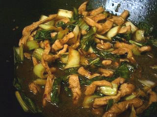 רצועות חזה עוף מוקפצות עם פק-צ'וי