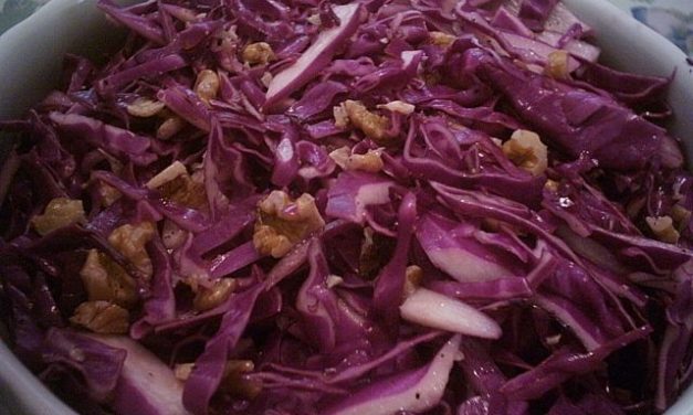 סלט כרוב אדום באגוזים וחומץ