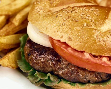 המבורגר עם גבינת עיזים