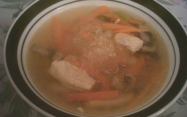 מרק עוף יפני עם ירקות ואטריות שעועית