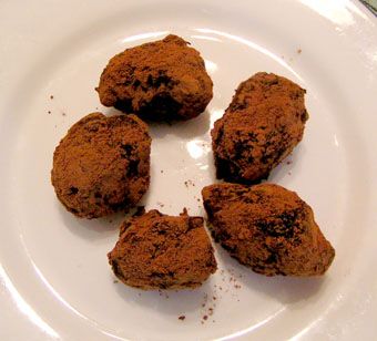 כדורי שוקולד "טרטופו" ממולא אגוזים בציפוי אבקת קקאו