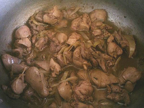 כבדי עוף ולבבות עוף בבצל וטרגון יבש