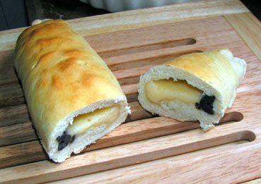 לחם שמרים במילוי גבינה וזיתים שחורים