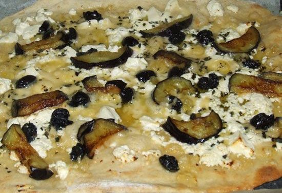 פיצה עם גבינה מלוחה, זיתים וחצילים