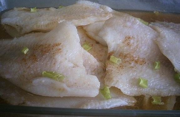 דג סול בתמצית חומץ, שום ובצל