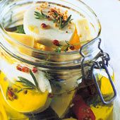 גבינות צאן כבושות בשמן זית ומתובלות -מעדן