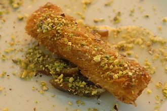 בצק עלים ממולא בפירות יבשים דבש וציפוי שערות חלווה