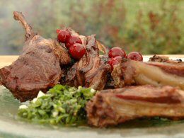 צלעות טלה ברוטב דובדבנים