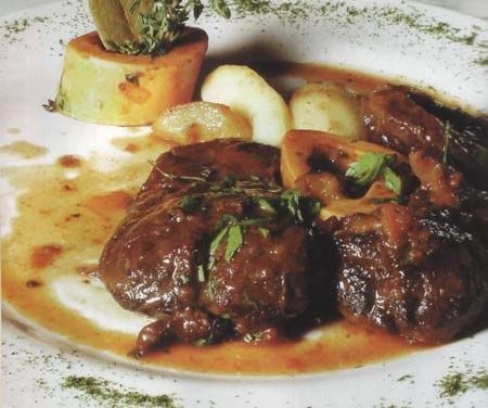 אוסובוקו ברוטב יין אדום וירקות שורש בסיר בישול איטי