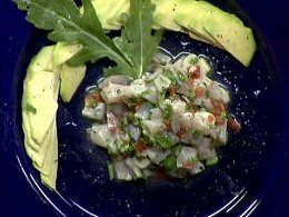 סביצ'ה מדג ים פלמידה או סלומון עם טרטר עגבניות בשמן זית ומיץ לימון