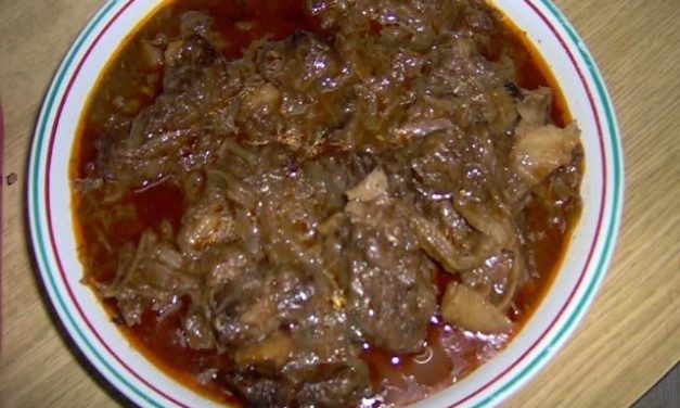 מרק גולש צועני מהונגריה עם בשר מלא בתוכן – מדהים