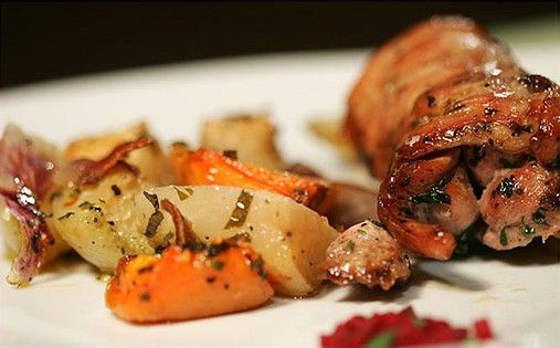 חזה הודו ממולא במנגולד אגוזים ותאנים ברוטב אסאי