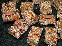 חטיף בריאות ממתק אגוזים ופירות יבשים בדבש – מדהים