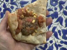 קבאב בלאפה מעשה בית עם פטרוזליה עגבניות חצי מיובשות וטחינה