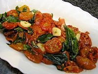 סלט עגבניות ופלפלים קלויים שלמים נוסח טריפולי "סלטה משוויה"