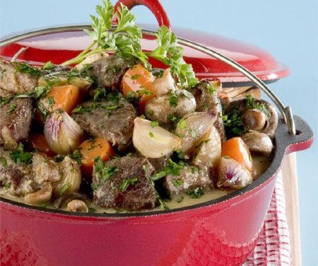 ביף סטרוגונוף על מצע תפוא"ד בצל ושמנת