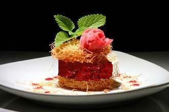 גלילות גבינת סלמון בקדאיף עטופות ברצועות גמבה מוחמצת