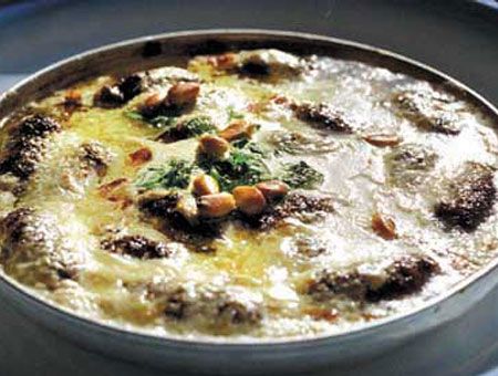 סינייה עיראקית של קציצות טלה, גרגירי חומוס וטחינה