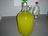 לימונצלו משקה וודקה/אלכוהול בטעם לימון (מוריד גודשי קיבה אחרי ארוחה כבדה)