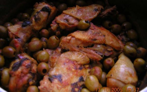 עוף (כרעיים) ברוטב יין זיתי קאלאמטה ופלפל אדום