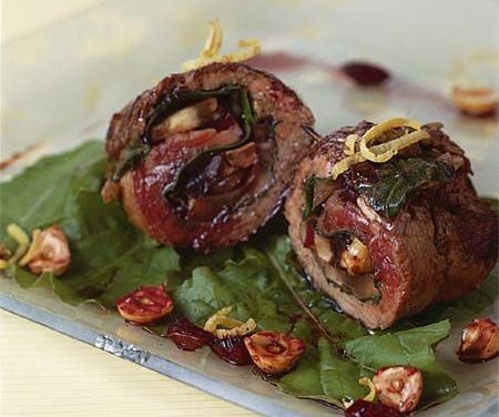 גלילות בקר ממולאות ברוטב יין