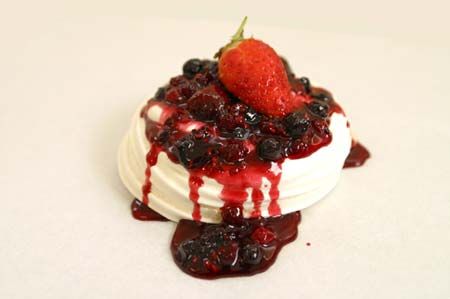 עוגת פבלובה שוקולד לבן ופירות יער של אסנת רוט