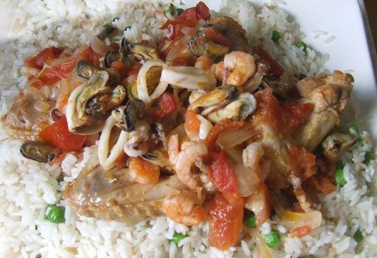 אורז עם עוף ופירות ים