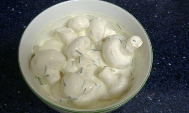 סלט פיטריות בשמנת חמוצה