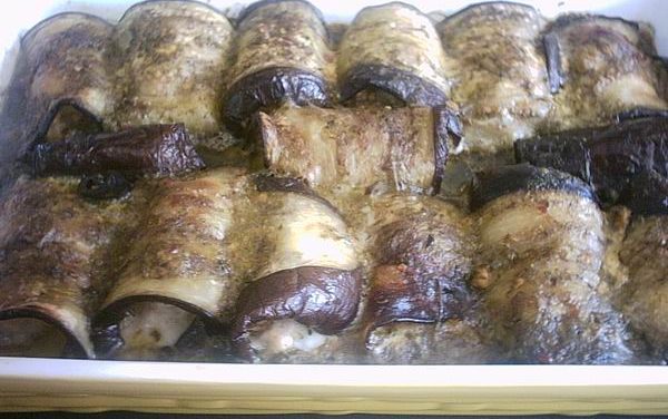 גלילות חצילים ממולאות בעוף ואפויות ברוטב פסטו