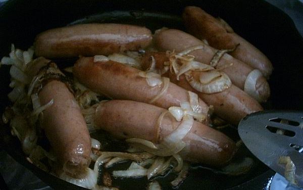 נקניקיות צ'וריסוס ביתיות מטוגנות עם בצל