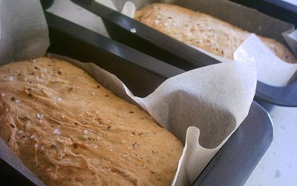 לחם פיקנטי עם זרעי פשתן