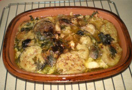 נתחי חזה עוף וירקות בקדרה