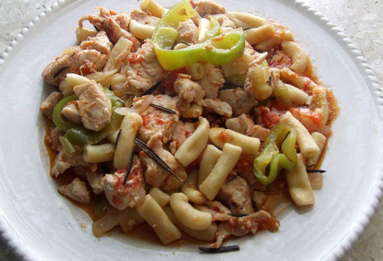 עוף עם פנה ברוטב עגבניות ופלפלים