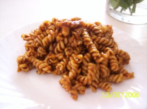 מה לעשות כשיש פסטה בבית ואין כוח להכין רוטב במיוחד בשביל זה- רוטב מהיר ופשוט להכנת מנה אישית.