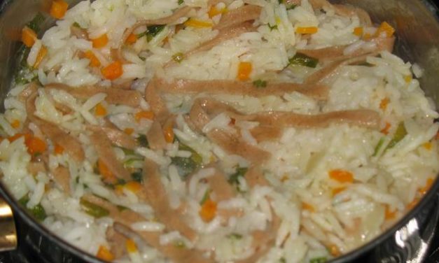 אורז עם גזר, בצל, פטרוזיליה ואטריות קמח מלא