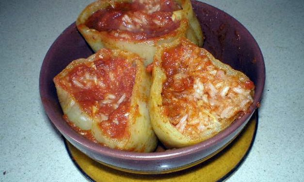 פלפלים ממולאים באורז (עם בשר או בלי) ברוטב עגבניות