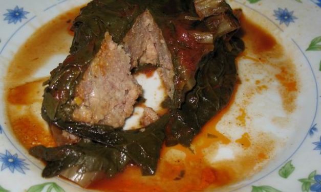 עלי מנגולד ממולאים בכבש ומבושלים ברוטב עגבניות