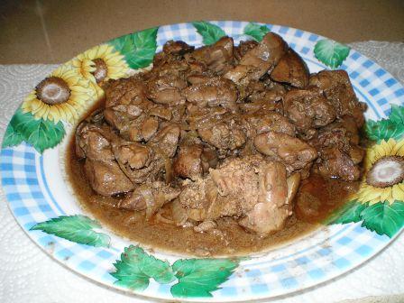 כבד עוף מטוגן בציר בשר ויין