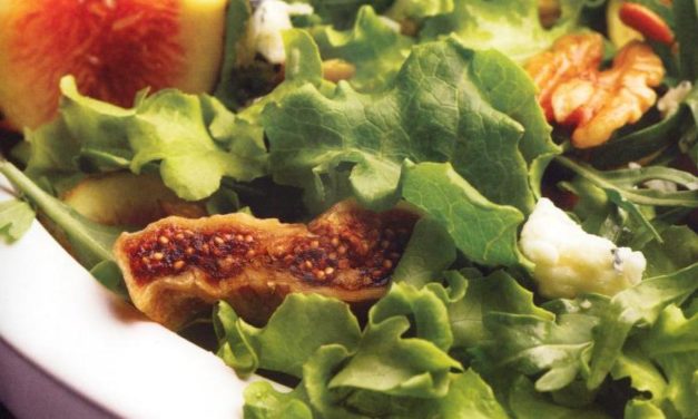 סלט ירוק עם תאנים, גבינה כחולה גרעינים ואגוזים