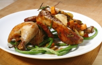 עופיונים במילוי ירקות מתקתקים ופירות יבשים בציפוי שזיפים