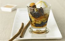 מאפה פירות יבשים בדבש עם גלידת וניל ופקאנים מסוכרים