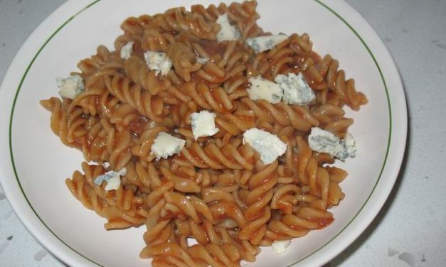 פוסילי ברוטב שמנת ועגבניות בתוספת רוקפור