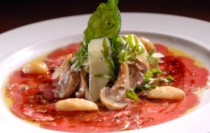 קרפצ`ו פילה בקר על סלט ארוגולה ופטריות בגריל